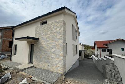 Casă individuală cu 4 camere în Dezmir