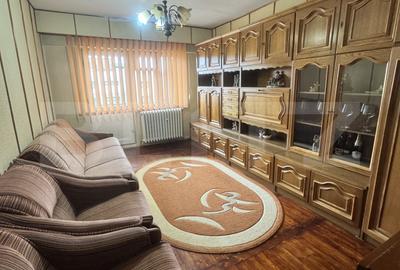 Apartament cu 3 camere decomandat, mobilat în Sud