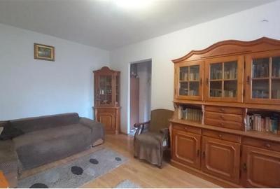 Apartament cu 4 camere semidecomandat în Berceni