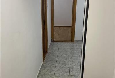 Apartament 3 camere , strada Bucegi - Policlinica 2,   etaj 1 3 , decomandat , i - 9