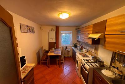 Apartament cu 4 camere decomandat, mobilat în Calea Moldovei