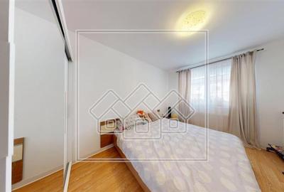 Apartament mobilat, 2 camere, 2 balcoane, loc de parcare -T. Ricci - 12
