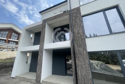Apartament cu 3 camere decomandat în Cristian