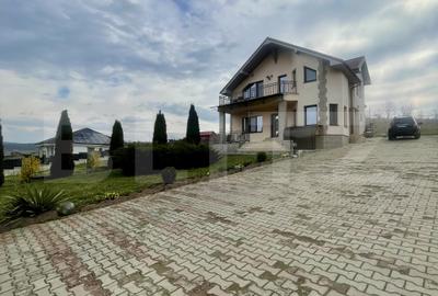 Casă individuală cu 5 camere în Nord-Est