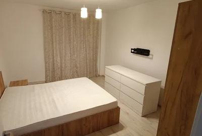 Apartament cu 3 camere, zona Podu Ros - 1
