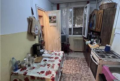 Apartament cu 3 camere semidecomandat în Berceni