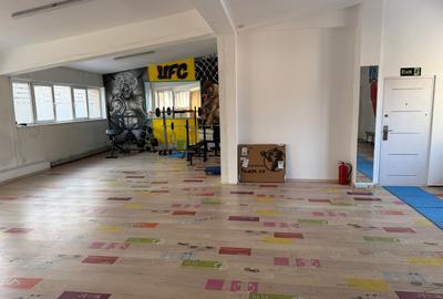 Apartament cu 4 camere decomandat, mobilat în Berceni