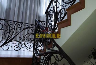 Vila 5 camere , zona Petru Rares -demisol+parter+etaj , pret negociabil ! - 2