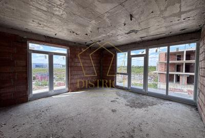 Apartament cu 4 camere decomandat în Buziașului