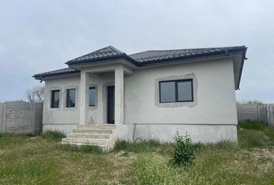 Casă individuală cu 3 camere în Malu Mare