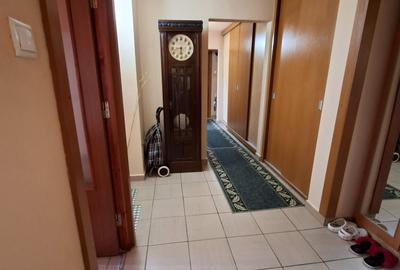 3  camere  decomandate , centrala pe gaze, zona Dacia -Farmacris ,pod util , SUD - 8