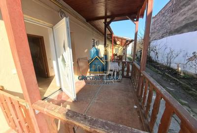 Casă în curte comună cu 2 camere și garaj, zonă semicentrală - 2