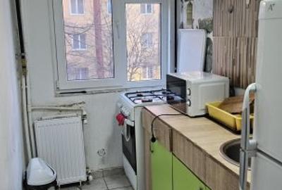 Apartament cu 3 camere semidecomandat în Km 4-5