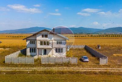 Vilă cu 14 camere la gri în Carpinis | COMISION 0% | - 2