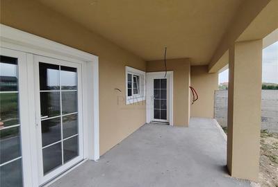 Duplex despartit prin C.T. - dormitor la parter - 3 bai - zona excelenta - 3