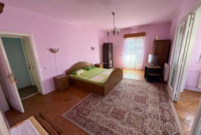 Vilă istorică de vânzare  Castel Aura Buzescu Bușteni  str. Victoriei nr. 11 - 42