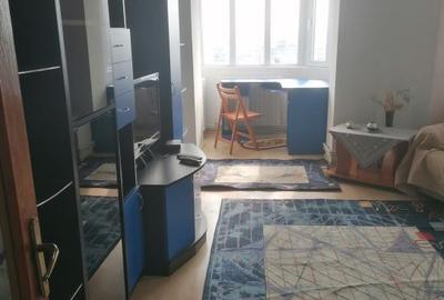 Apartament cu 3 camere decomandat în Far