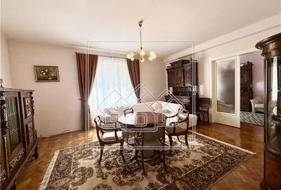 Apartament cu 4 camere decomandat în Central