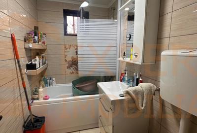 Casa de vanzare, 3 camere,  situata in zona CET - 7
