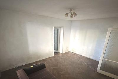 Apartament cu 3 camere semidecomandat în Tractorul
