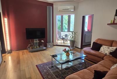 Apartament cu 3 camere semidecomandat în Cișmigiu