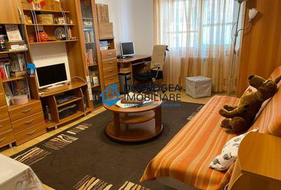 Apartament cu 3 camere decomandat, mobilat în C5