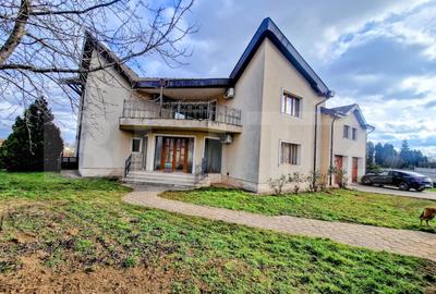 Casă individuală cu 5 camere în Salca