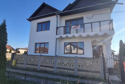 Casă individuală cu 8 camere în Păulești