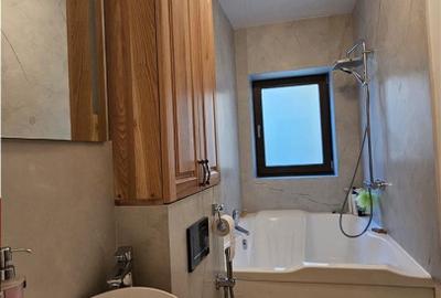 Casa renovata 200mp pe 2 niveluriparcare curte cu foisorCentru zona str. Paris - 13