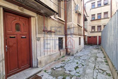 Vila cu curte de vanzare ULTRACENTRAL - 442.7 mp, 72 mp curte libera, 2 garaje - 4