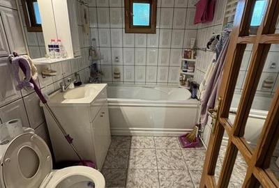 3 camere, etaj 3 cu acoperis, 2 balcoane , 2 bai, zona centrala - 13