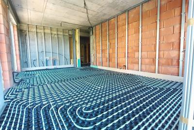 Apartament cu 3 camere decomandat în Titan