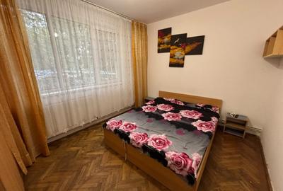 Apartament cu 3 camere semidecomandat, mobilat în Nord