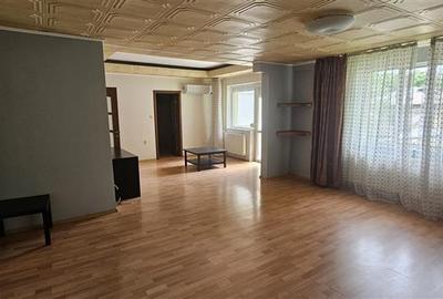 Apartament cu 3 camere semidecomandat în Eminescu