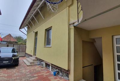 Inchiriez apartament de 2 camere, la casa situat in Piata Cluj ,la parter,60mp - 1