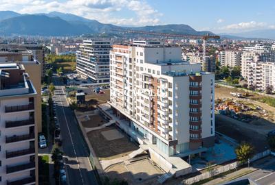 Apartament cu 3 camere semidecomandat în Tractorul