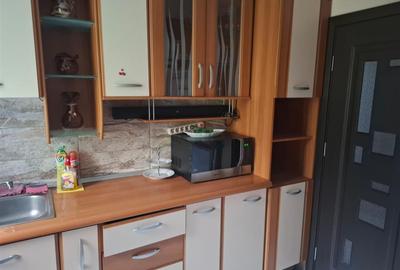 Apartament cu 3 camere semidecomandat în Podul de Piatră