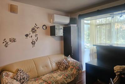 Apartament cu 3 camere semidecomandat în Podu Roș