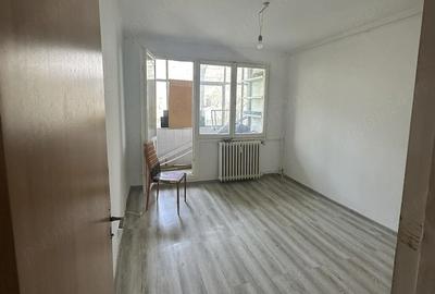 Apartament cu 3 camere semidecomandat, mobilat în Giurgiului