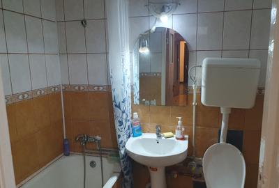 Apartament cu 3 camere semidecomandat în Drumul Taberei