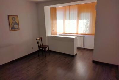 Apartament cu 3 camere semidecomandat în Iancului