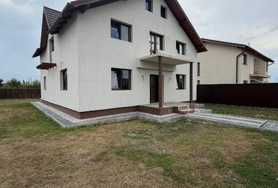 Casă individuală cu 5 camere în Tărlungeni