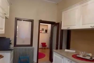 Vând apartament cu 3 camere , et 1, bd Ferdinand - 5