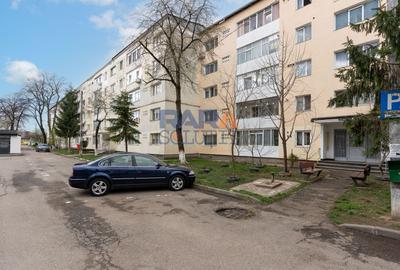 Apartament cu 3 camere semidecomandat, mobilat în Central
