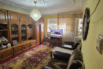 Apartament cu 3 camere decomandat în Casa de Cultură