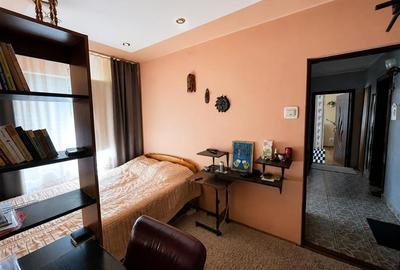 Vanzare apartament 3 camere - Podu Ros - bulevard etaj 2 - 12