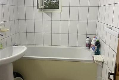 Apartament 3 camere , strada Bucegi - Policlinica 2,   etaj 1 3 , decomandat , i - 18