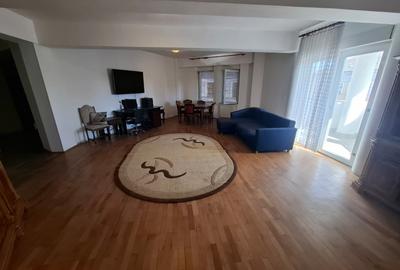 Apartament cu 3 camere decomandat în Boul Roșu