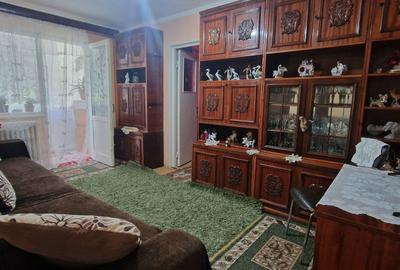 Apartament cu 3 camere semidecomandat în Km 4-5