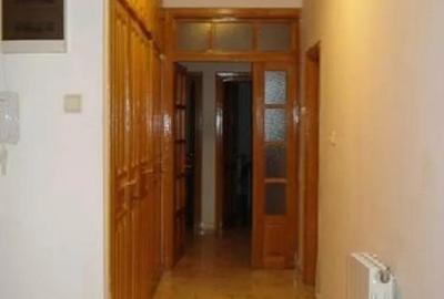 Dorobanti, vila  2000 cu 3 apartamente, 2 garaje ,INVESTITIE! Comision 0 - 5